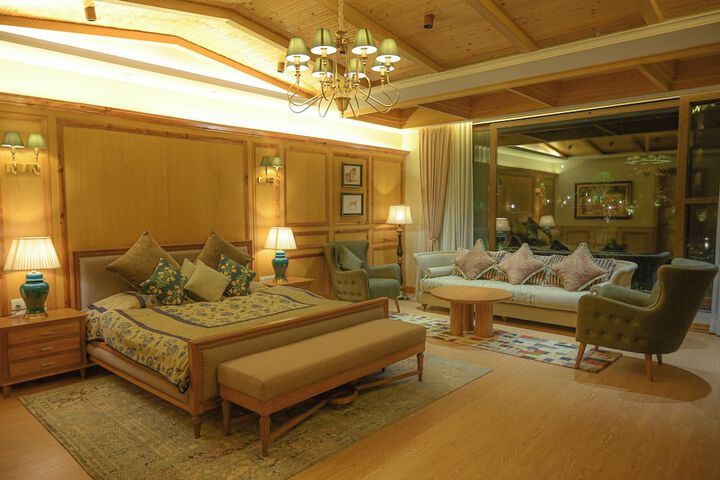 Room 15 of 48