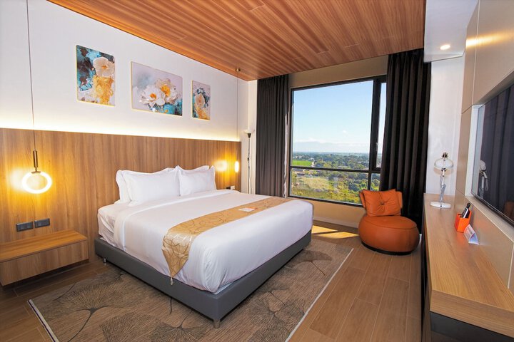 Room 13 of 36