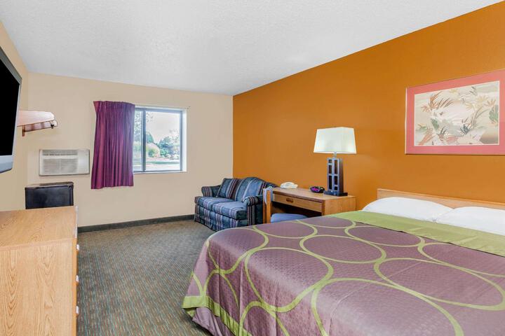 1 King Bed (5 of 5)