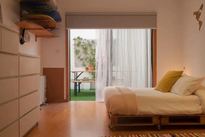Room 4 of 8