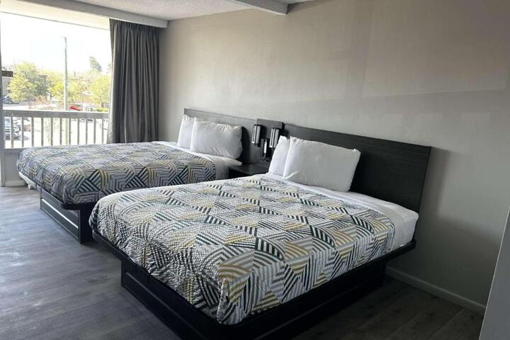 2 Queen Beds Mobility Accessible Tub (10 of 10)