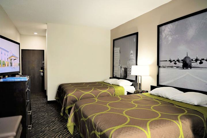 1 Queen Bed Cruise Room (9 of 12)