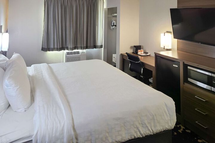 2 Queen Beds (1 of 13)