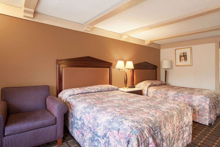 2 Double Beds