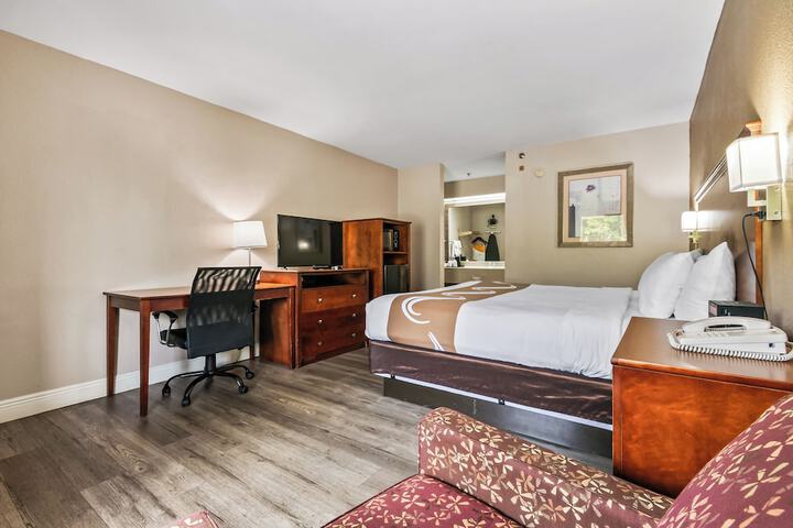 1 King Bed (18 of 33)