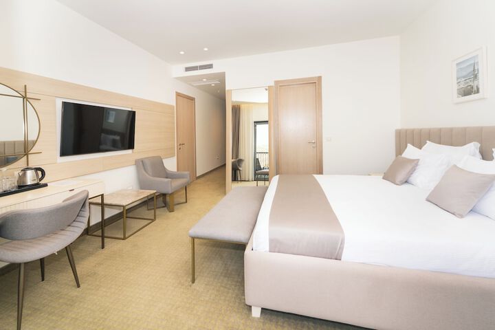 Room 4 of 30