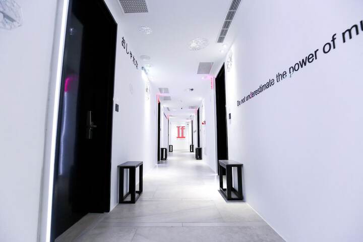 Ballroom/Hall 91 of 99
