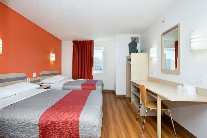 Double Accessible Queen Size Bed (5 of 10)