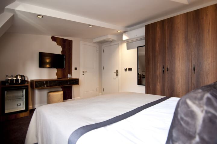 Room 34 of 76