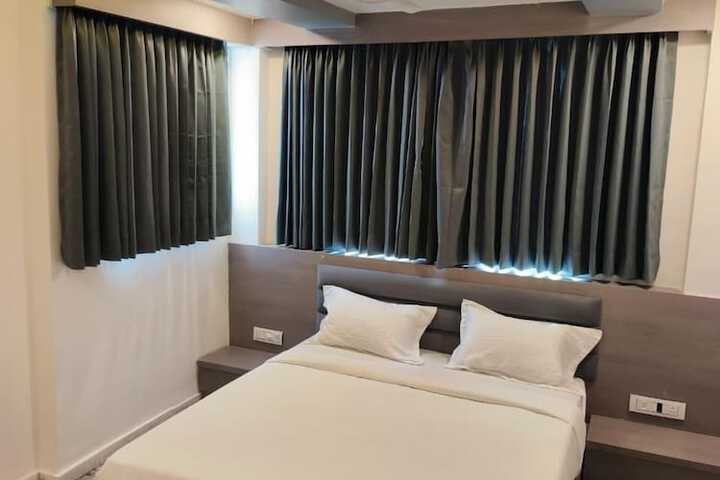 Room 6 of 8