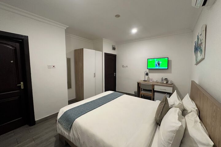 Room 18 of 90
