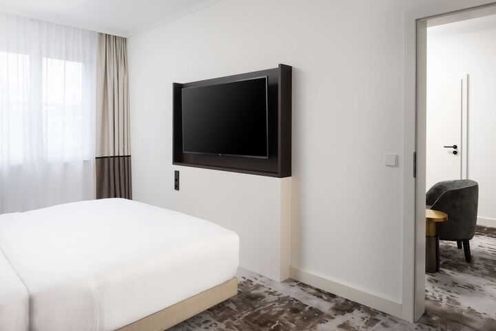 Room 13 of 98