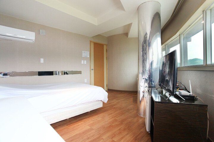 Room 27 of 62