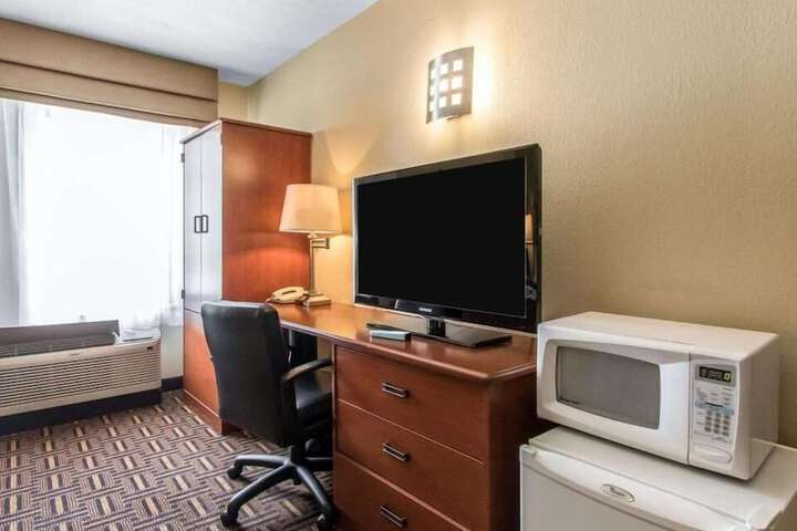 1 Queen Bed (3 of 4)