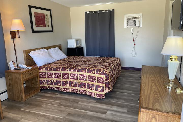 1 Queen Bed (8 of 23)