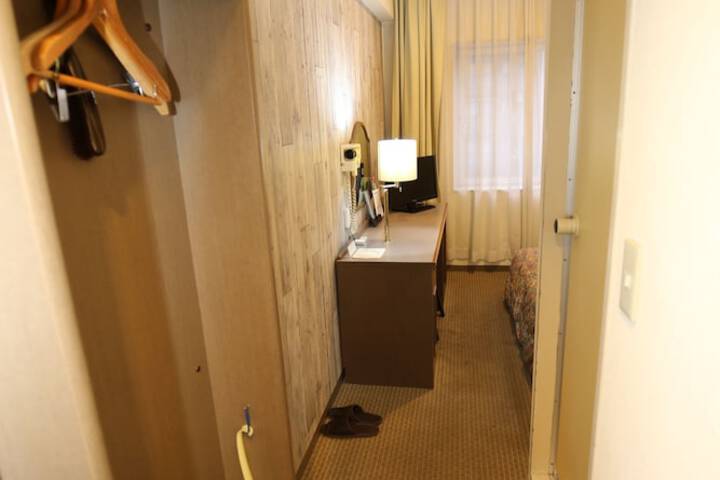 Room 13 of 33