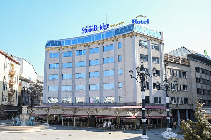 Exterior of Stone Bridge Hotel