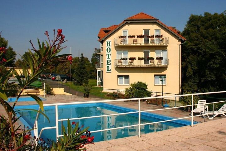 Hotel Pool