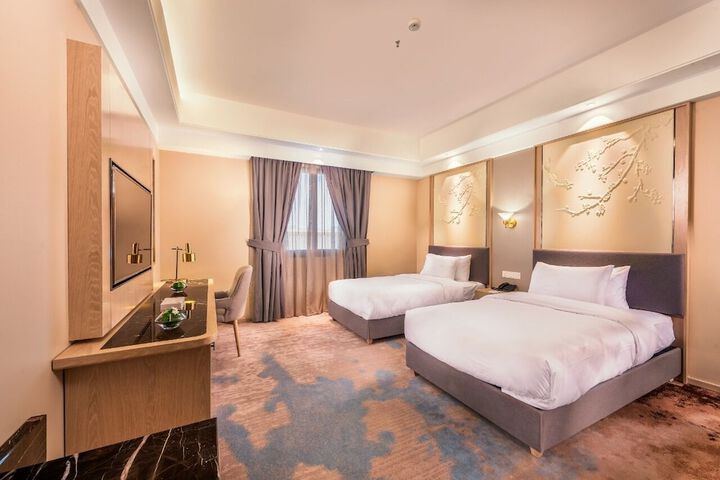 Room 6 of 9