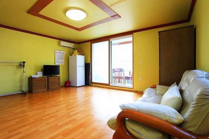 Room 10 of 28