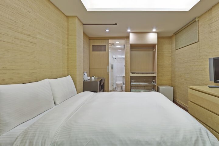 Room 8 of 31