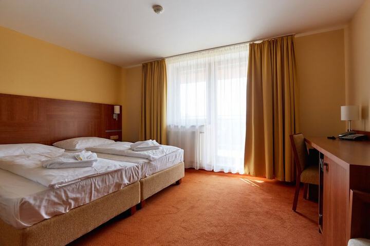 Room 4 of 33