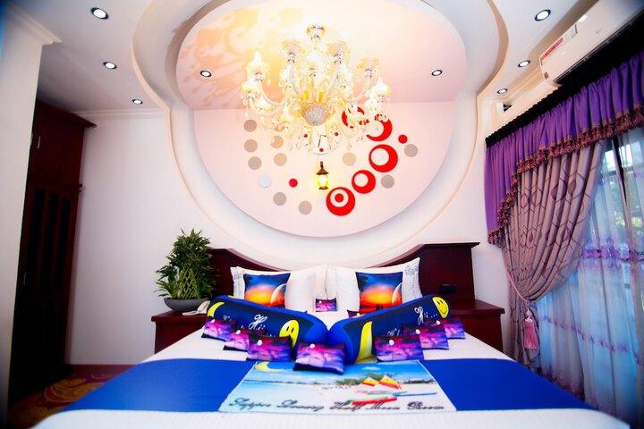 Room 25 of 230