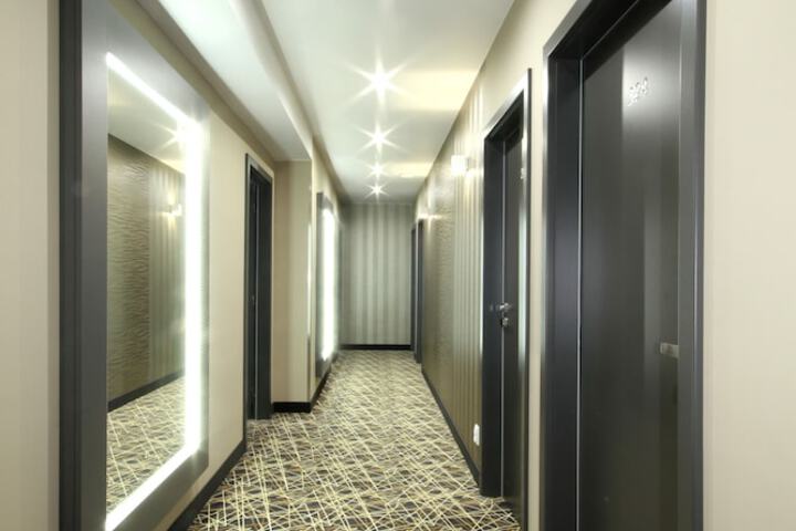 Ballroom/Hall 46 of 52