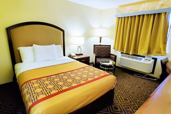 1 Queen Bed (14 of 20)