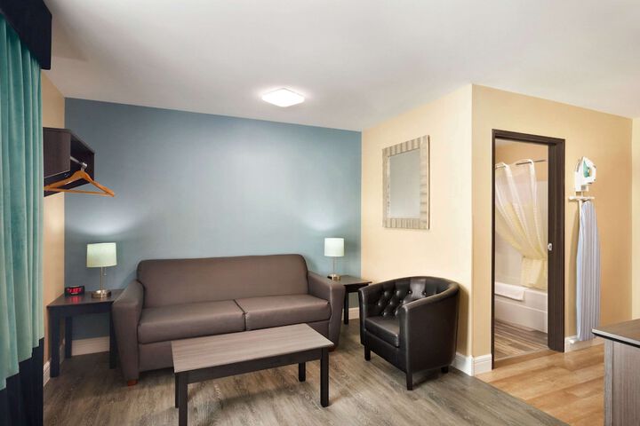 2 Room Primary King Suite 2 Full Bathrooms (4 of 15)