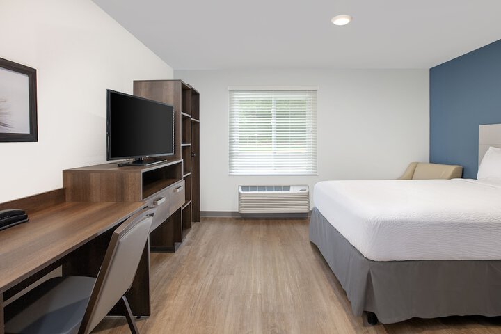 1 Queen Bed (12 of 17)