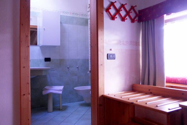 Room 33 of 80