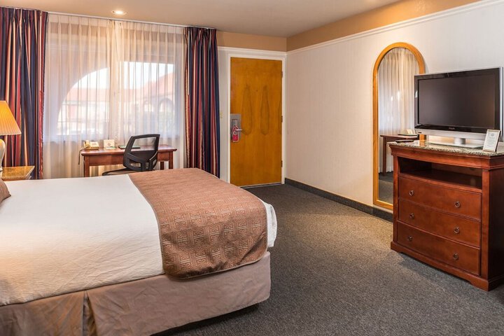 1 Queen Bed (6 of 18)