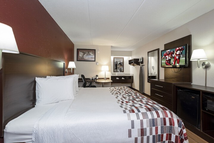 1 King Bed (8 of 9)