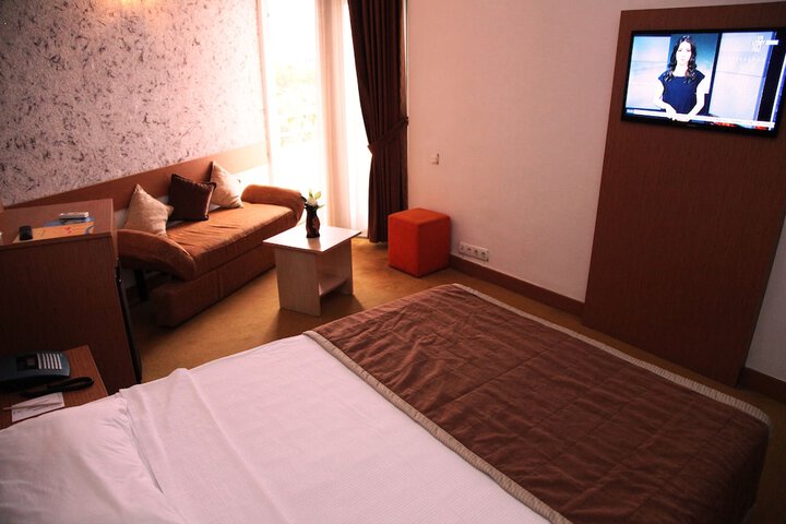 Room 6 of 27