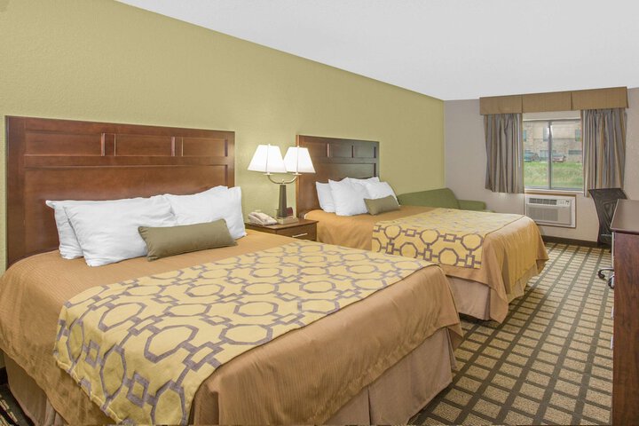 2 Queen Beds (3 of 9)