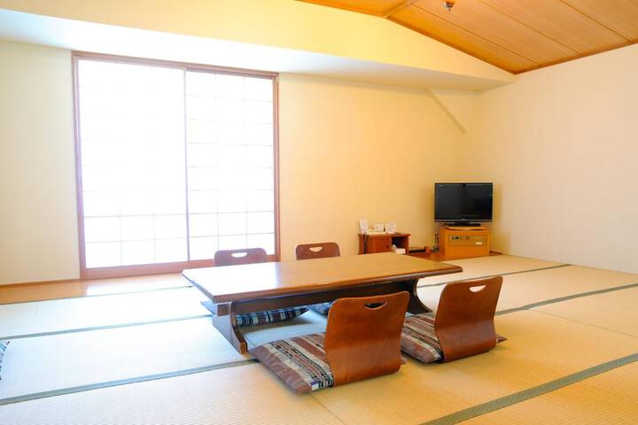 Room 10 of 32