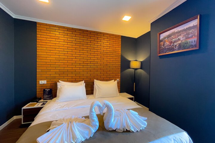 Room 33 of 240