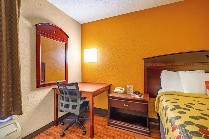 1 Queen Bed (7 of 10)
