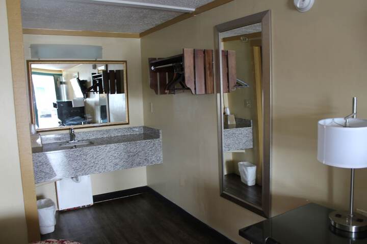 Single Room 1 King Bed (4 of 8)