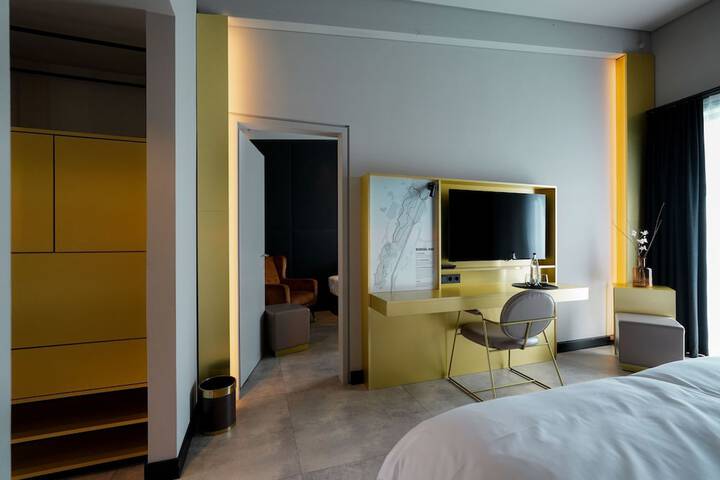 Room 6 of 28