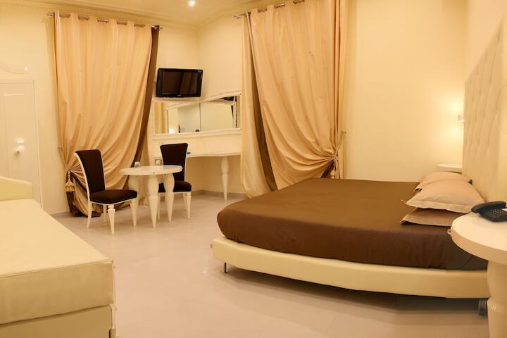 Room 42 of 208