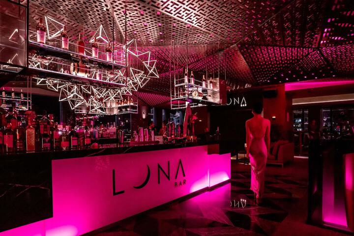 Lounge 82 of 106
