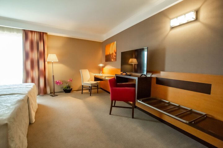 Room 10 of 24