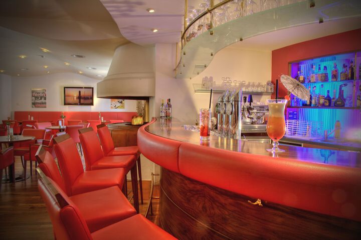 Lounge 46 of 54