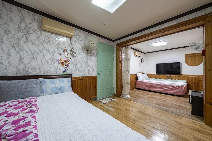 Room 5 of 11