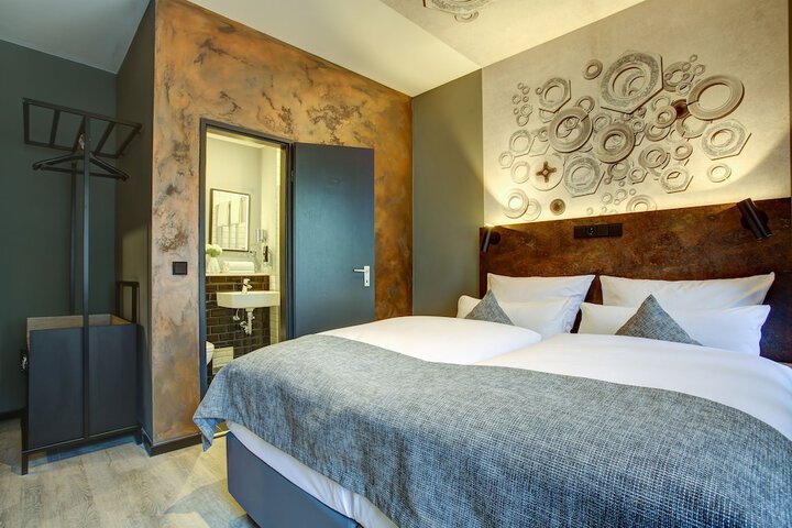 Room 6 of 32