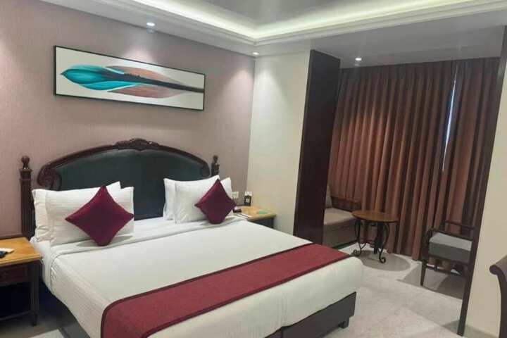Room 6 of 9