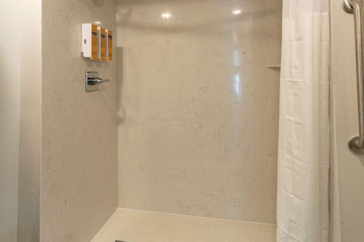 1 King Bed Exercise Bike Microwave, Refrigerator Walk in Shower Full Breakfast (23 of 30)