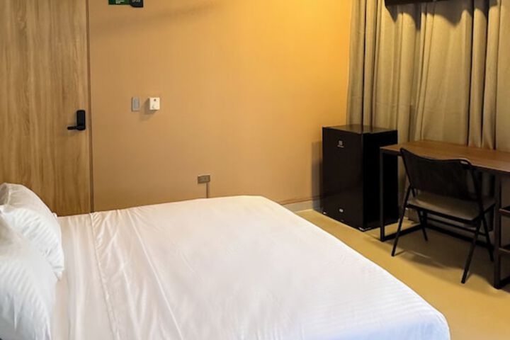 Room 6 of 33